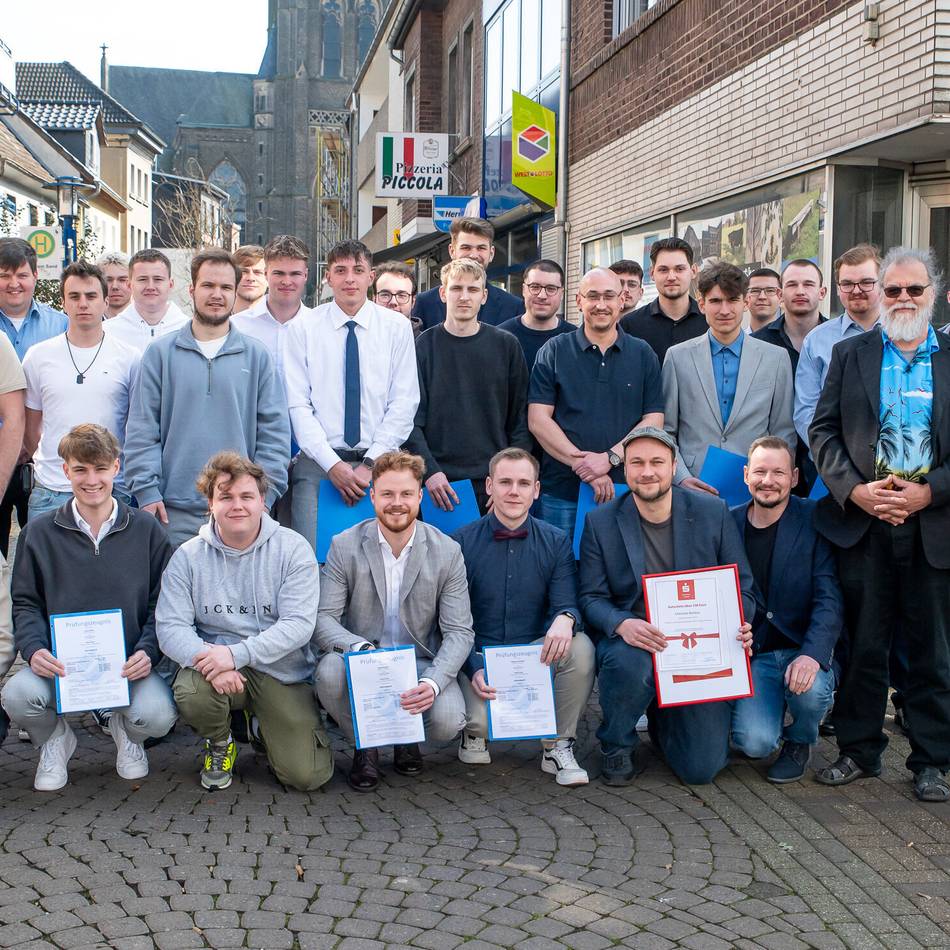 Lossprechung in Willich: 35 junge E-Handwerker sind jetzt Gesellen