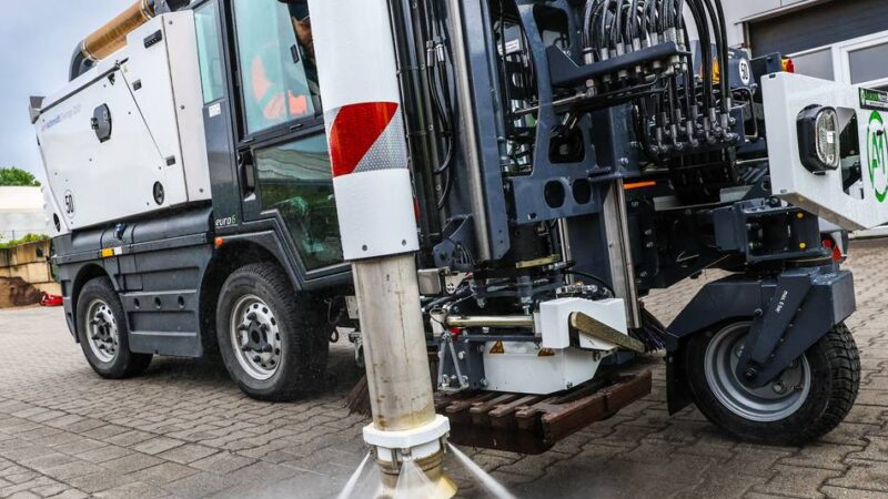 Vorführung in Grevenbroich: Spezialfahrzeug könnte gegen verstopfte Gullys helfen