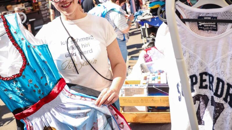 Markt in Grevenbroich: City-Trödel mit Meißner Porzellan und wertvollen Instrumenten