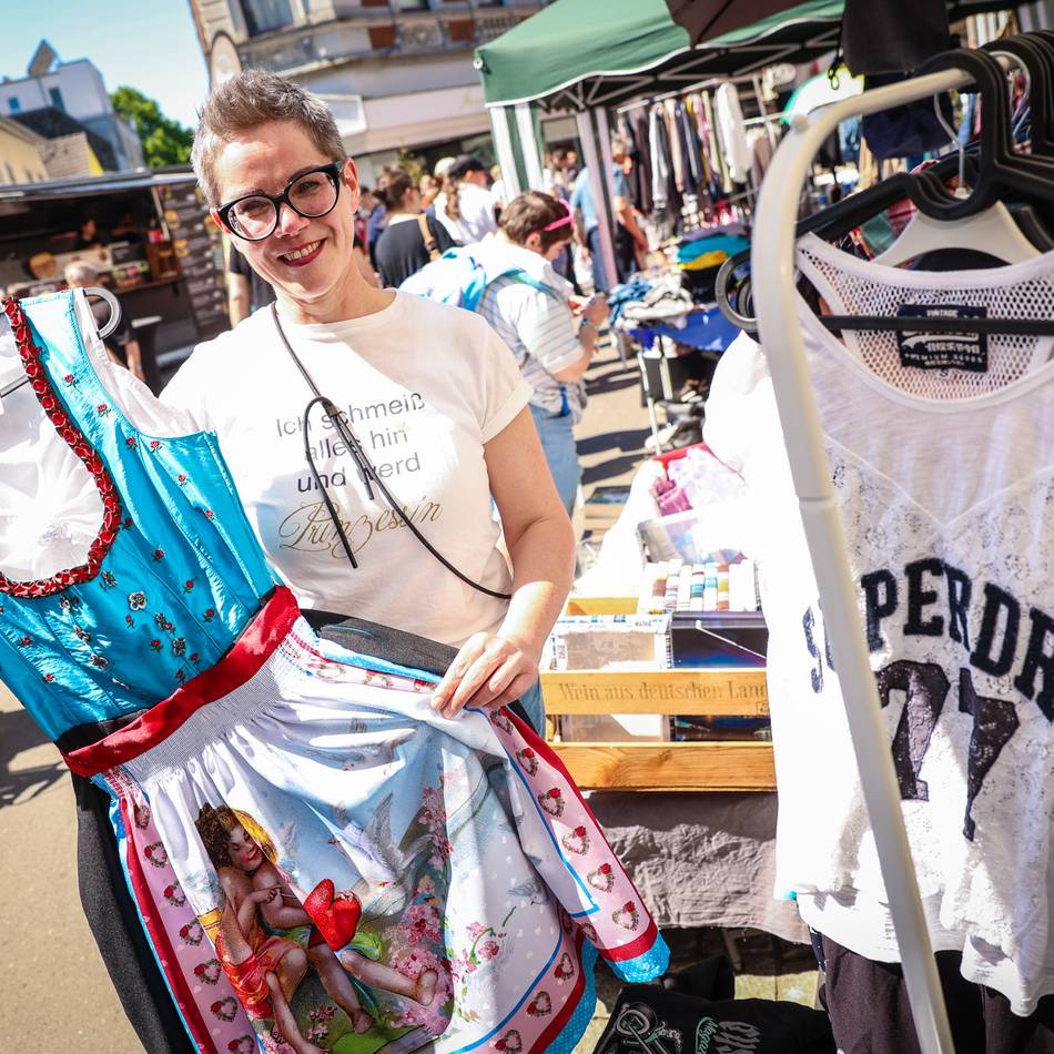 Markt in Grevenbroich: City-Trödel mit Meißner Porzellan und wertvollen Instrumenten