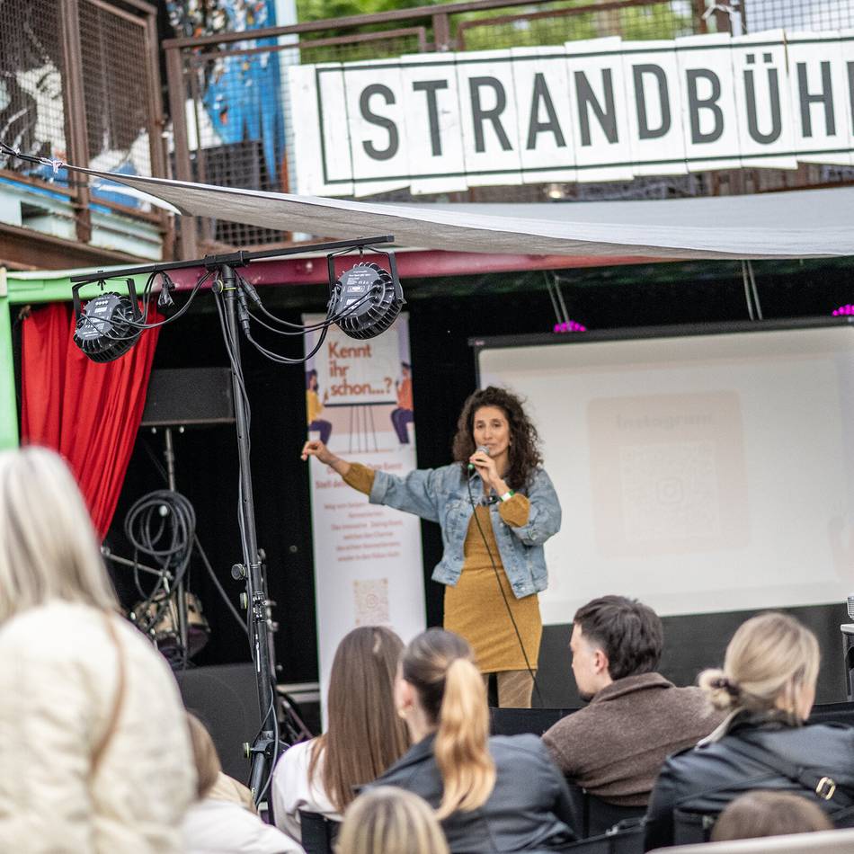 Neues Dating-Format in Düsseldorf: Wenn Düsseldorfer ihre Single-Freunde pitchen – So war „Kennt ihr schon…? am Stadtstrand