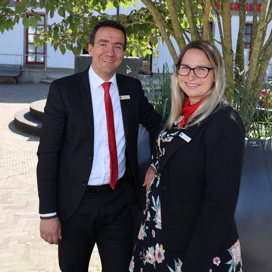 Nach zwölf Jahren geht Kathrin Hüsch: Tim Rütters wird neuer Leiter der Sparkasse Alpen