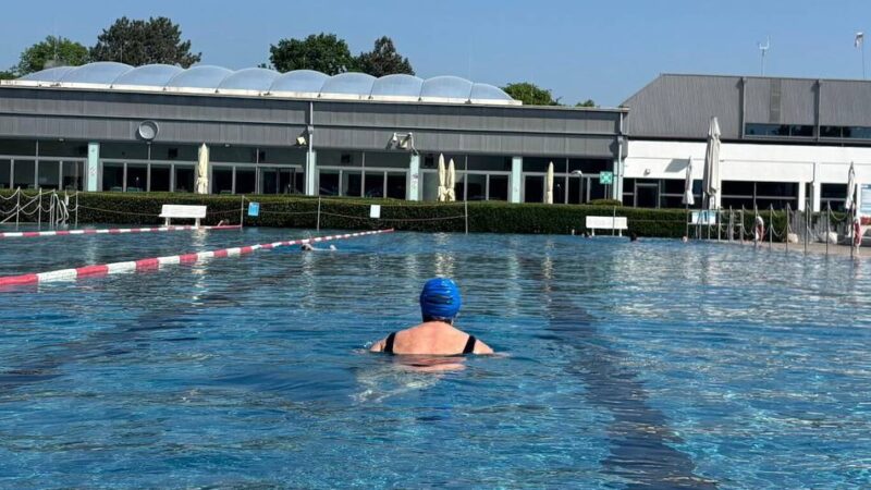 Zu Besuch im Südbad: Sonniger Start in die Neusser Freibadsaison