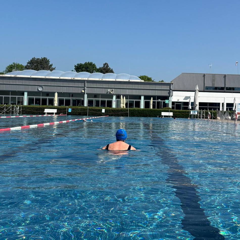 Zu Besuch im Südbad: Sonniger Start in die Neusser Freibadsaison