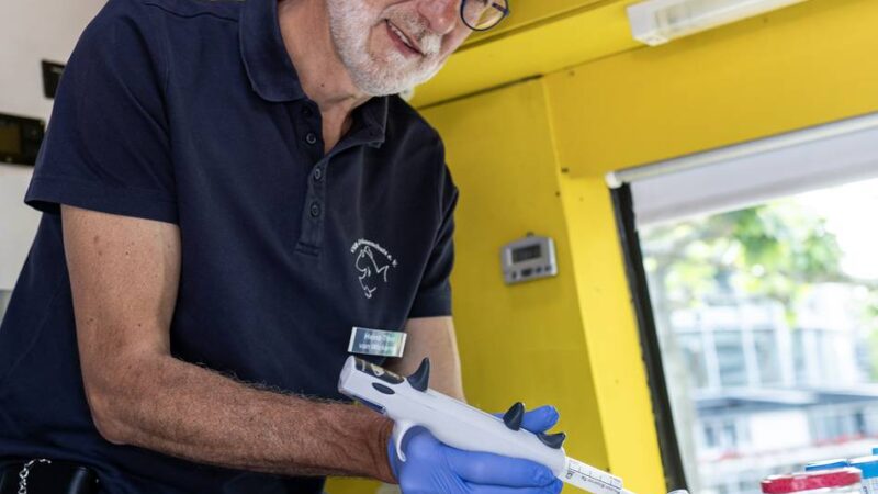 Labormobil des VSR-Gewässerschutzes auf dem Neumarkt: „Erhöhte Nitratwerte treten am häufigsten auf“
