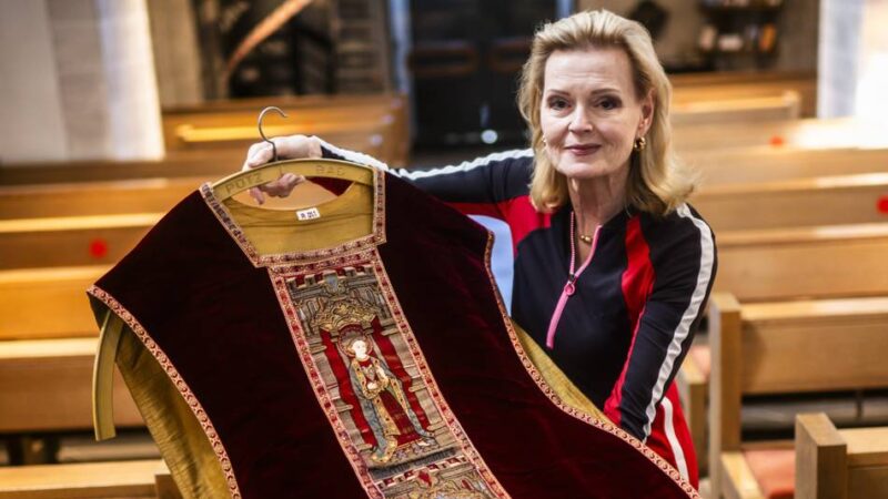 Kirche in Düsseldorf-Himmelgeist: Kostbare Gewänder sind das Geheimnis von St. Nikolaus