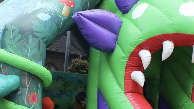 Vatertagsevent auf Burg Bocholt: Die Eltern tanzen, die Kinder hüpfen