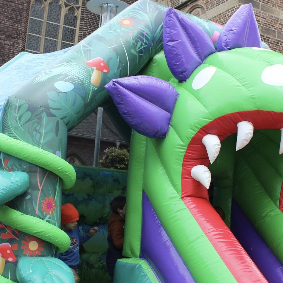 Vatertagsevent auf Burg Bocholt: Die Eltern tanzen, die Kinder hüpfen
