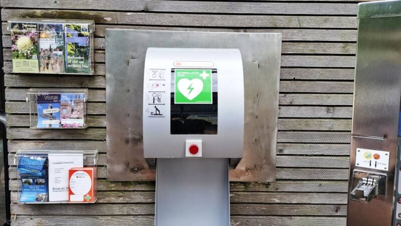Defibrillator in Moyland gestohlen: Bürgermeister entsetzt – „Dieser Diebstahl kann Menschenleben kosten“