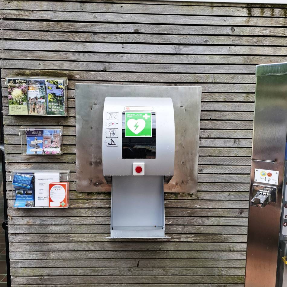 Defibrillator in Moyland gestohlen: Bürgermeister entsetzt – „Dieser Diebstahl kann Menschenleben kosten“