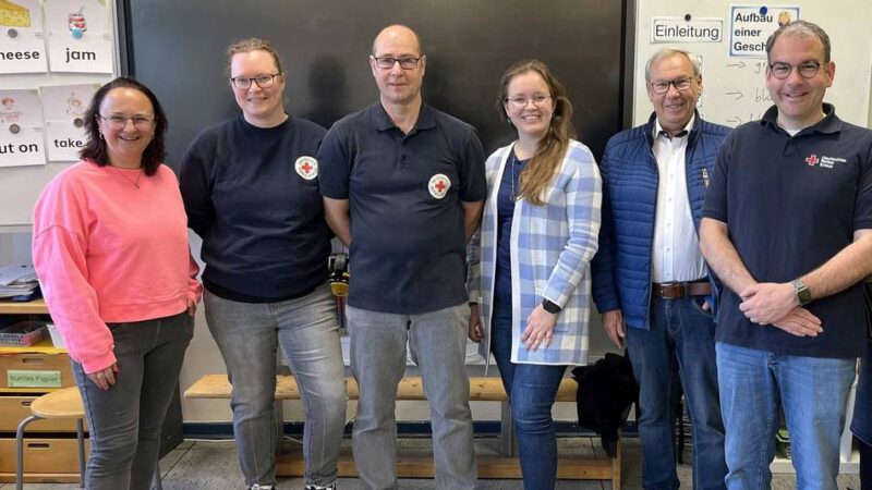 Grundlagen für Notfallsituationen: DRK-Profis bringen Grundschülern in Jüchen das ABC der Ersten Hilfe bei