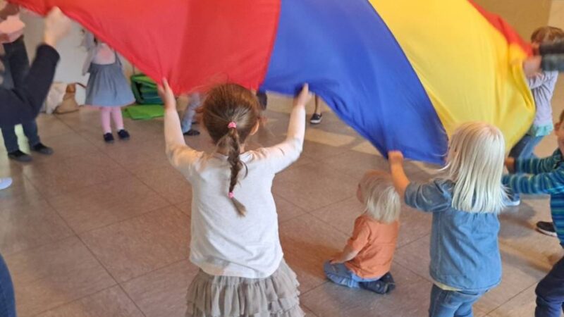 Kreuzkirche etabliert monatliches Spielangebot in Hückeswagen: Gemeindesaal wird zum Spielparadies für die Kinder