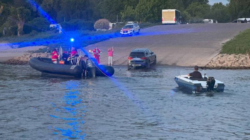 Feuerwehr und DLRG in Neuss: Havarie-Einsatz auf dem Rhein