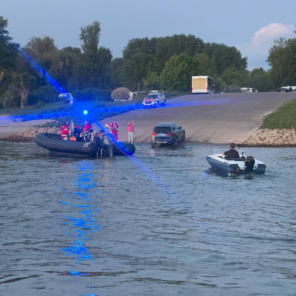 Feuerwehr und DLRG in Neuss: Havarie-Einsatz auf dem Rhein