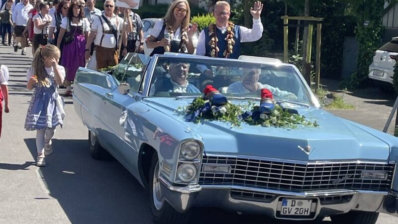 Schützenfest in Düsseldorf-Hassels: Klompenpaar führte im Cadillac-Cabrio die Klompenparade an