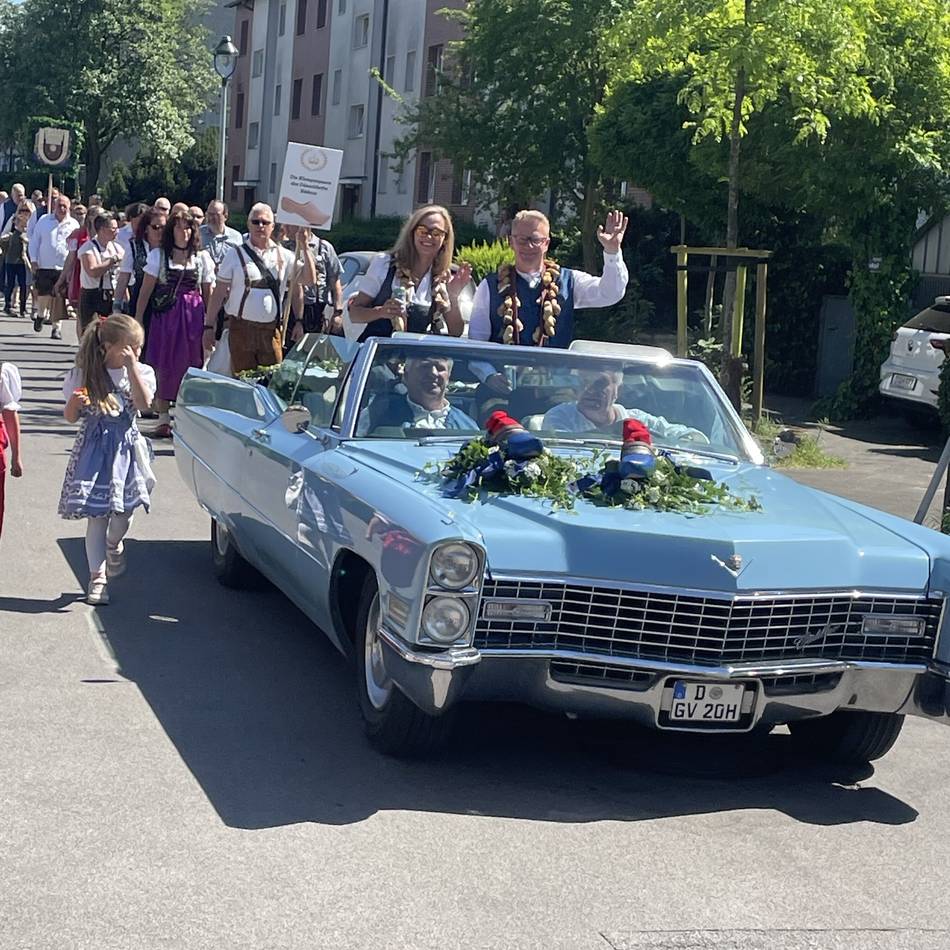 Schützenfest in Düsseldorf-Hassels: Klompenpaar führte im Cadillac-Cabrio die Klompenparade an