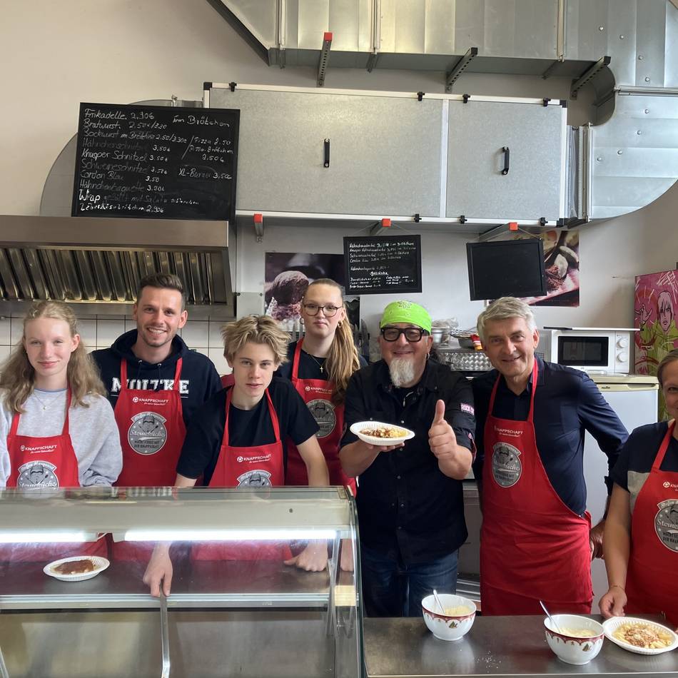 Gymnasium am Moltkeplatz in Krefeld: Staunen über vegane Bolognese – Sternekoch Stefan Marquard kocht für Schüler