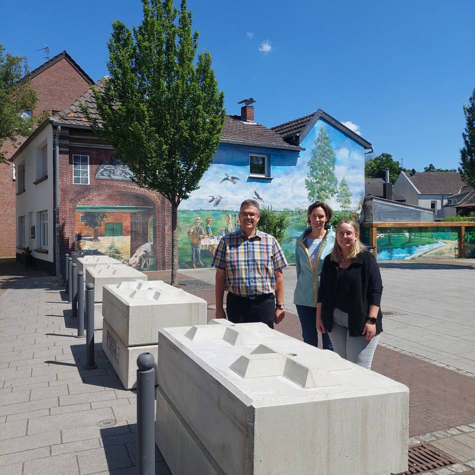 Für mehr Sicherheit: Deshalb stehen große Steinblöcke mitten vor Issums Dorfplatz