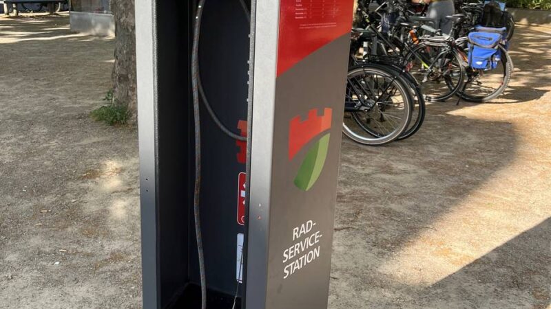 Neue Anlaufstelle für Radfahrer: Neue Fahrradservicestationen in Hilden installiert