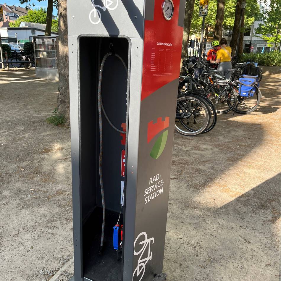 Neue Anlaufstelle für Radfahrer: Neue Fahrradservicestationen in Hilden installiert
