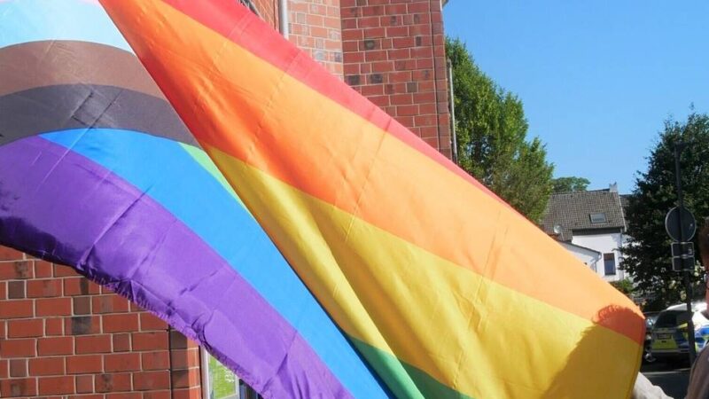 Tag gegen Homophobie: Stadt Nettetal hisst LGBTQ+-Fahne