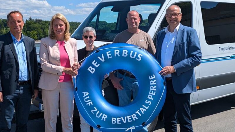 Start in die Sommersaison in Hückeswagen: Neuer Beverbus fährt zur Bever-Talsperre