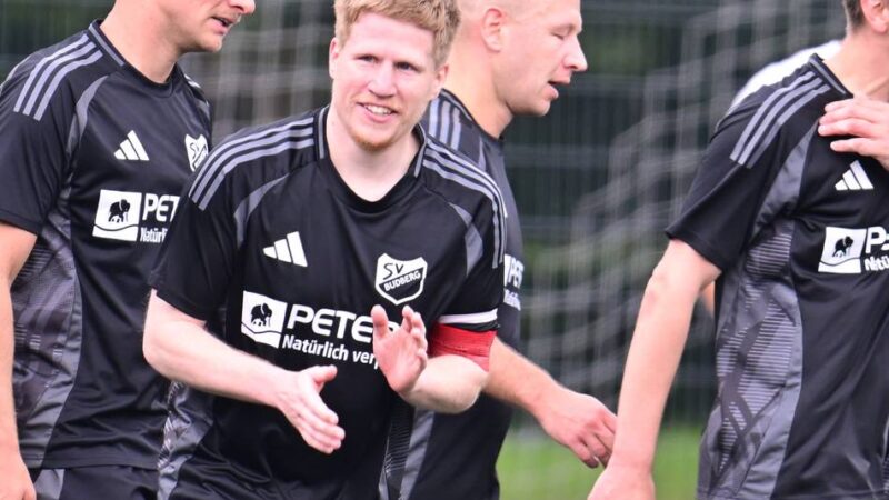 Nach 435 Spielen in der zweiten Mannschaft: Abschied mit einem Traumtor und vielen Emotionen für den „Mister SV Budberg“