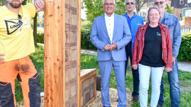 „Langenfeld summt!“: Neues Insektenhotel am Rathaus eingeweiht