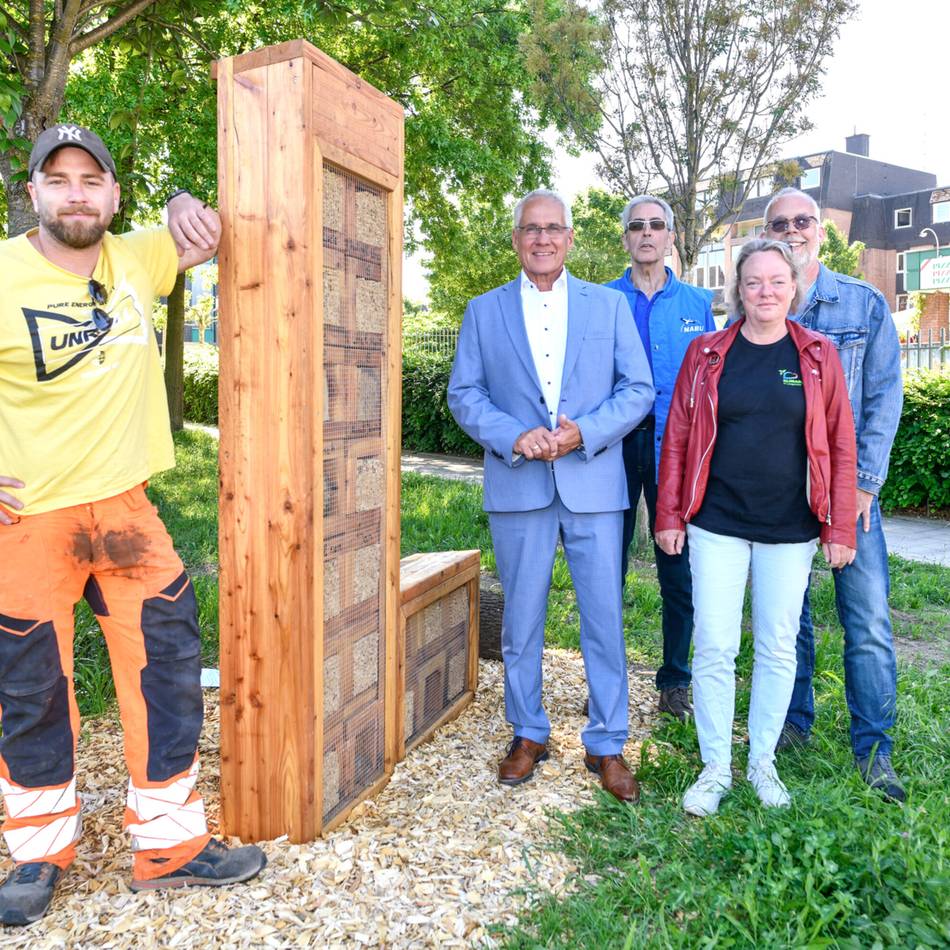„Langenfeld summt!“: Neues Insektenhotel am Rathaus eingeweiht
