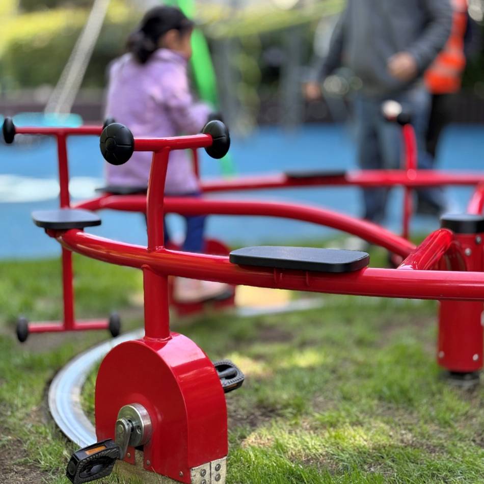 Neue Spielplätze: Fahrrad-Karussell begeistert Kinder in Baumberg
