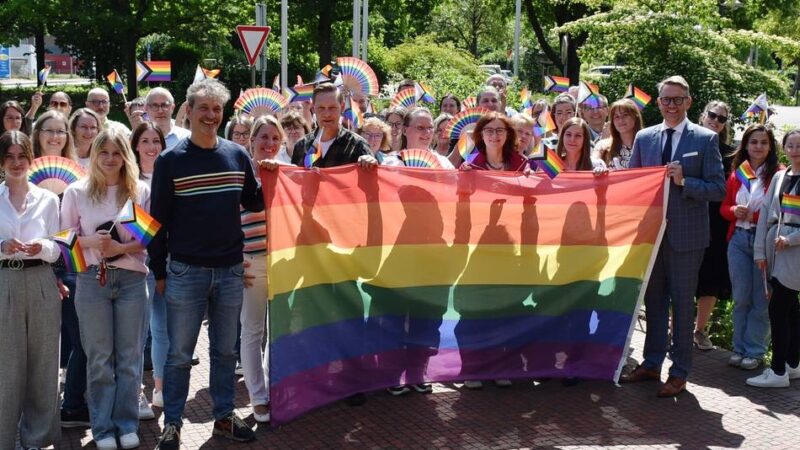 Symbol für Vielfalt und Solidarität: Kreis Wesel hisst die Regenbogenflagge