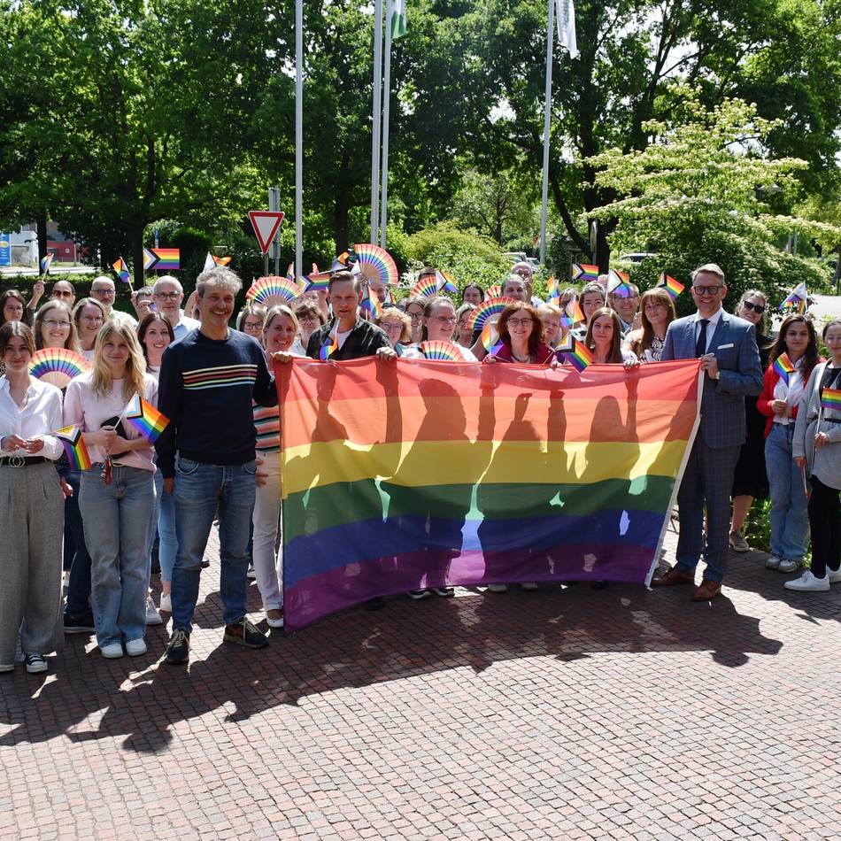 Symbol für Vielfalt und Solidarität: Kreis Wesel hisst die Regenbogenflagge