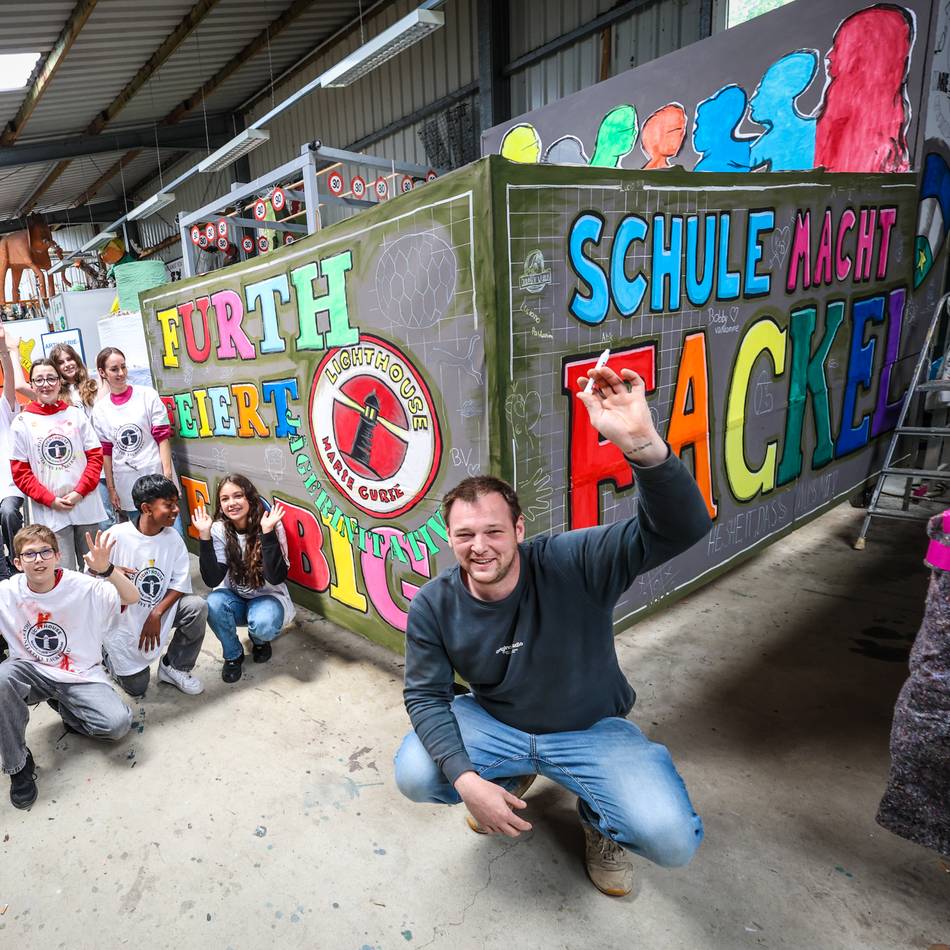 Gemeinschaftsprojekt in Neuss: Schüler bauen Großfackel für das Further Schützenfest