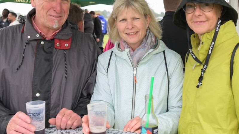 Biwak am Rhein: Vatertag in Grieth – „Ich wüsste nicht, wo ich noch anders hinwollen würde“