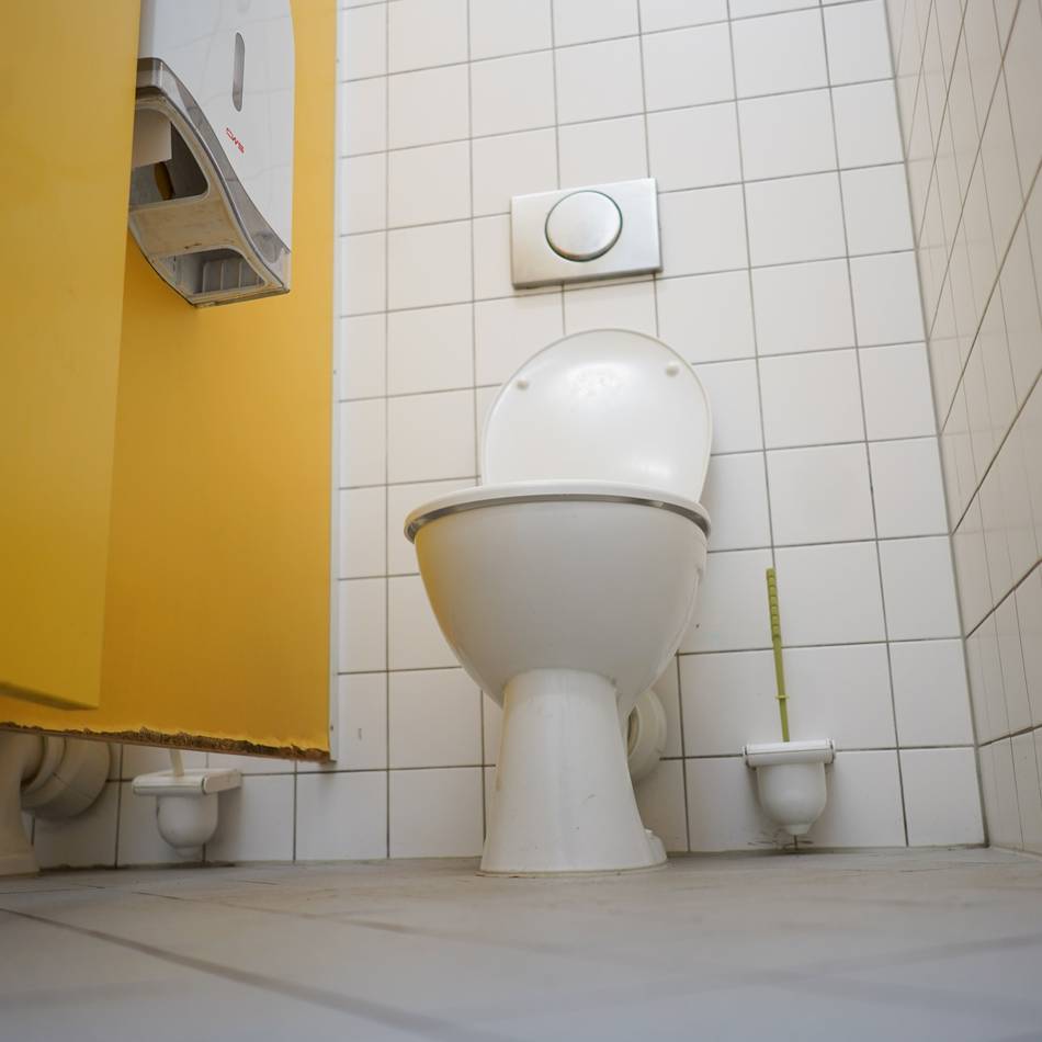 Wie sicher sind die Neusser Schultoiletten?: Fremder Mann auf Mädchenklo entdeckt – „Es herrscht maximaler Handlungsbedarf“
