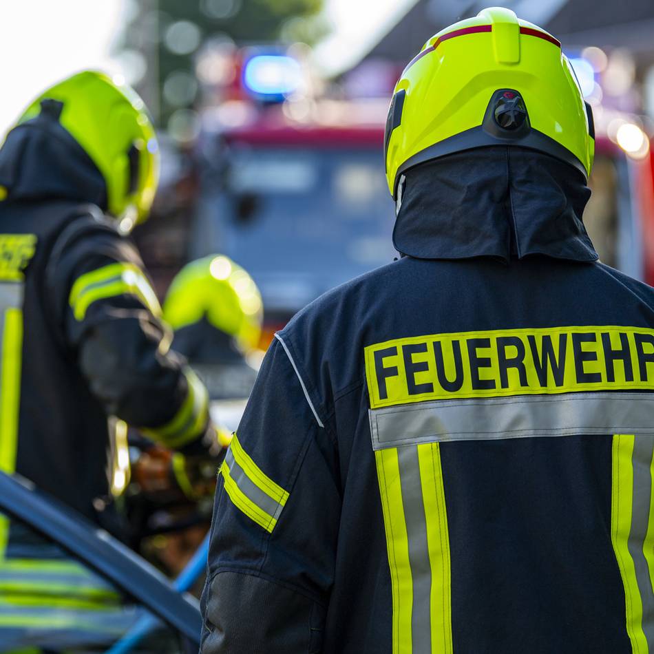 Gebäudeeinsturz in Mönchengladbach: Feuerwehr sucht in Trümmern nach Personen