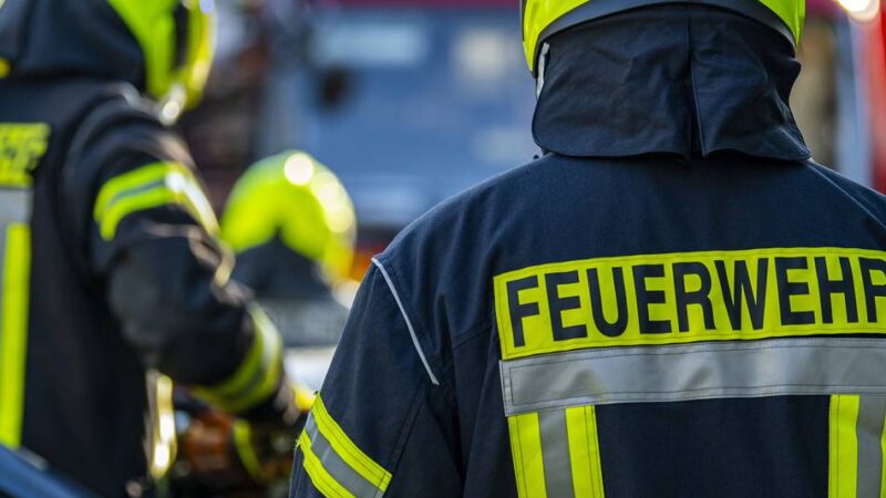 Brandeinsatz in Mönchengladbach: Feuer auf dem Dach einer Schulturnhalle