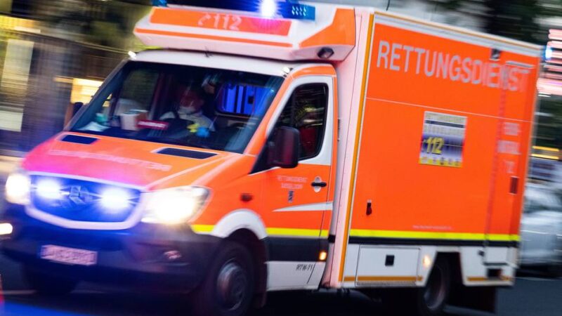 Kreisverkehr in Düsseldorf-Bilk: Fahrradfahrer von Auto erfasst und schwer verletzt