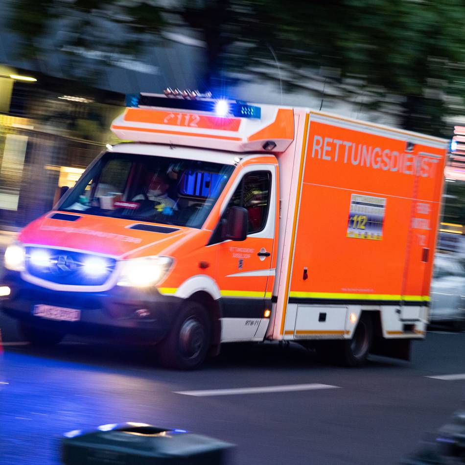 Kreisverkehr in Düsseldorf-Bilk: Fahrradfahrer von Auto erfasst und schwer verletzt