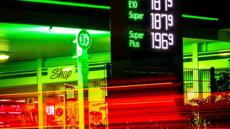 Überfall in Düsseldorf-Hassels: Nach Raub auf Tankstelle – Polizei fahndet nach Tätern