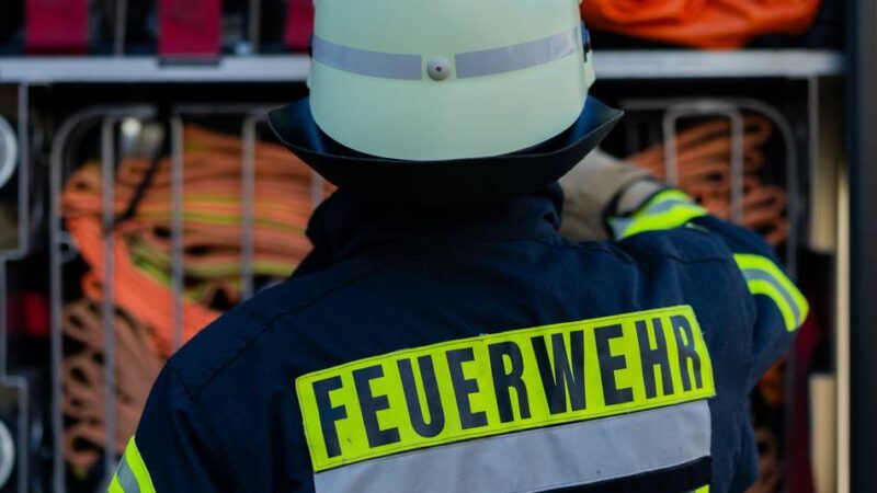 Feuerwehreinsatz in Mönchengladbach: Ein Verletzter nach Werkstattbrand