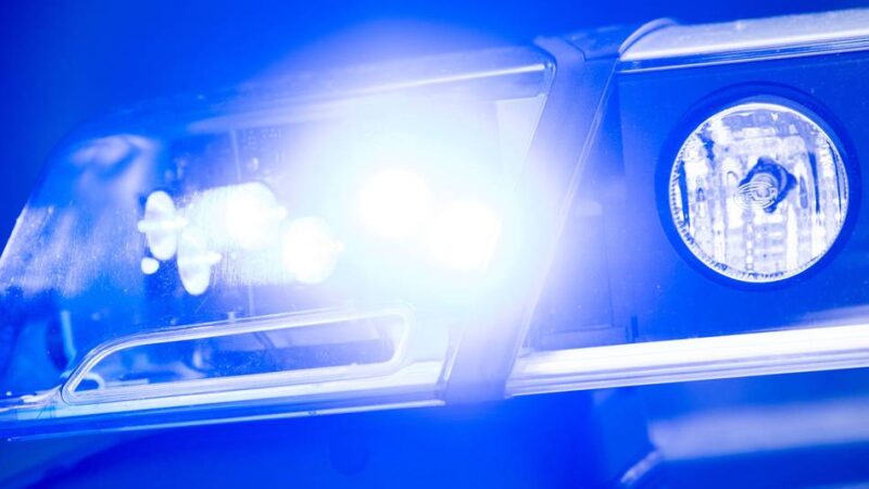 Polizei sucht Zeugen: Explosion vor dem Eingang eines Mehrfamilienhauses
