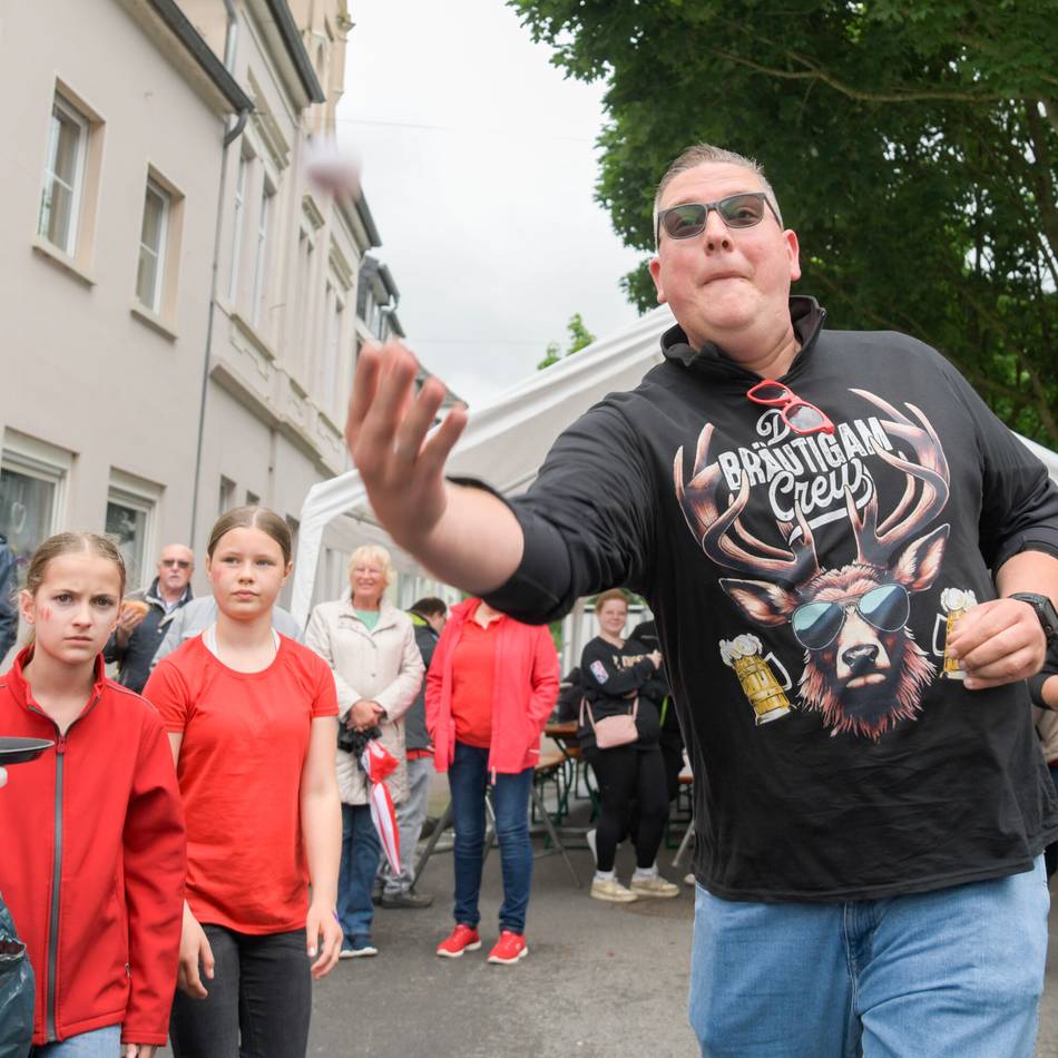 Nass, aber närrisch: Lowland-Games sorgen am Vatertag für Stimmung in Goch