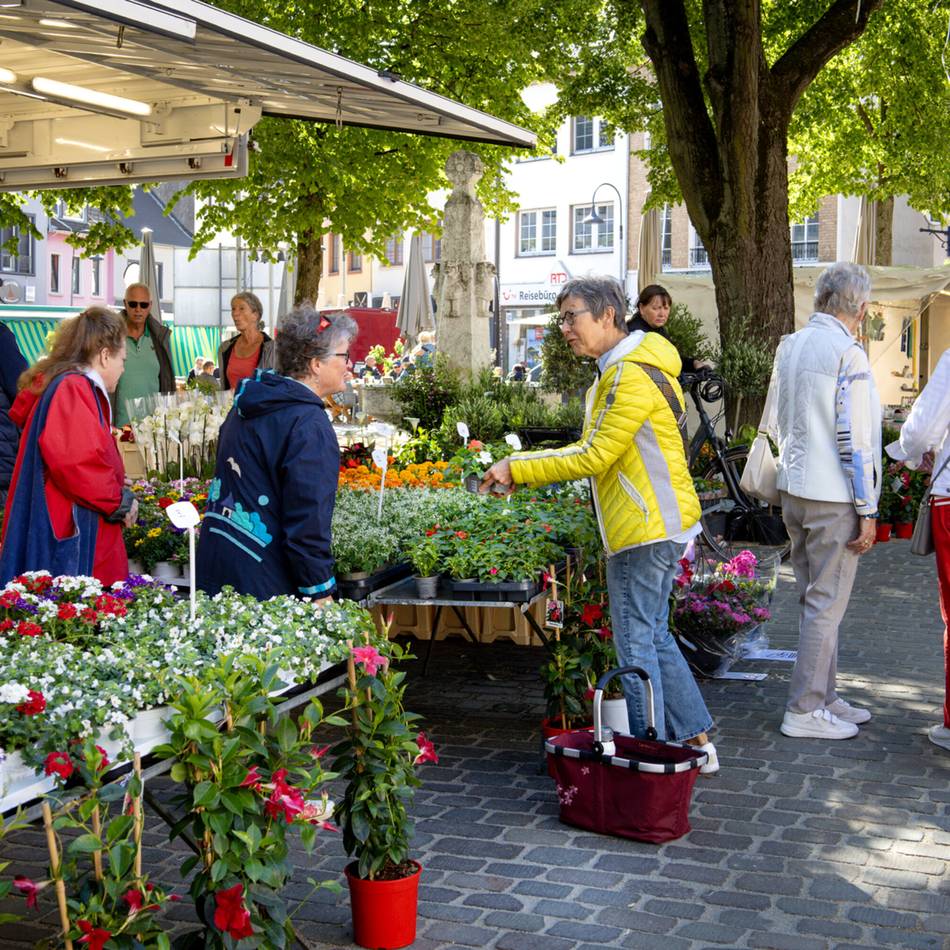 „Eine Superatmosphäre“: Erkelenzer Wochenmarkt zurück im Zentrum