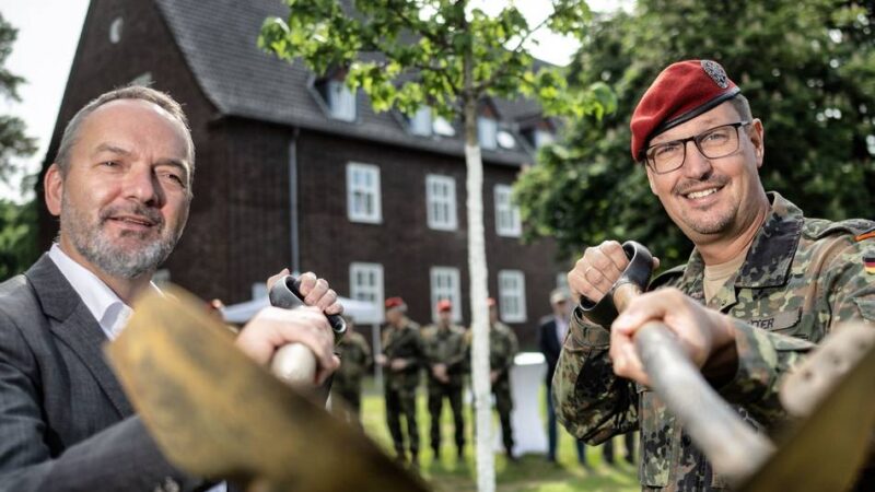 Waldkaserne Hilden: Bürgermeister und Oberst pflanzen Patenschaftsbaum
