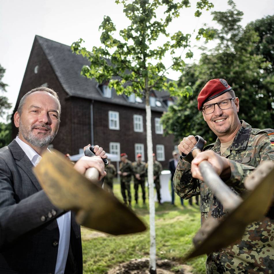 Waldkaserne Hilden: Bürgermeister und Oberst pflanzen Patenschaftsbaum