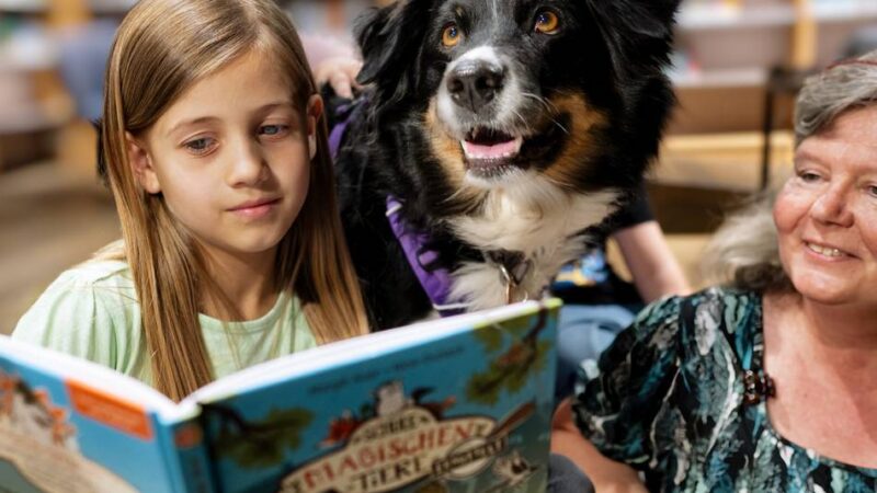 Stadtbibliothek Langenfeld: Hündin Lara hilft Kindern beim Lesen lernen