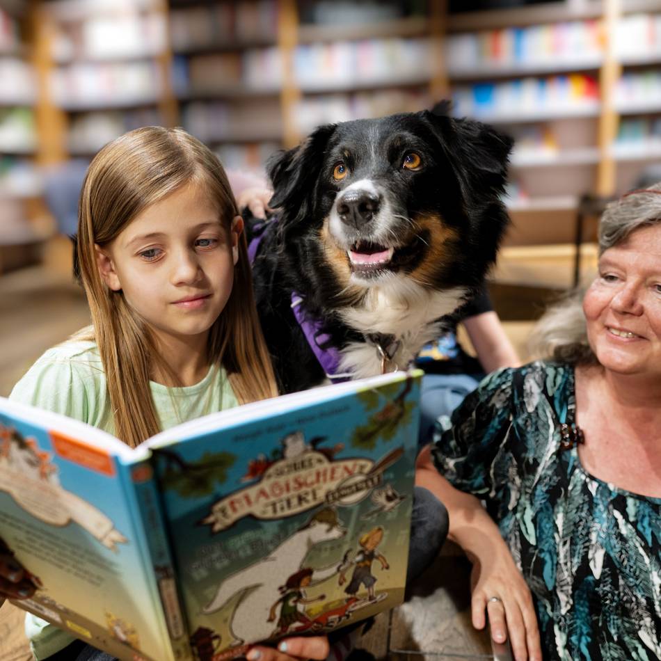Stadtbibliothek Langenfeld: Hündin Lara hilft Kindern beim Lesen lernen