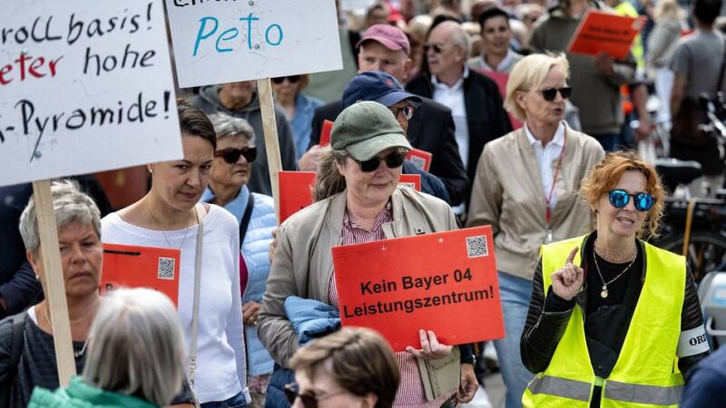 Marina, Bayer 04-Campus, Meerfest: „Ohne Moos nix los“ – Rund 230 Menschen demonstrieren vor Monheimer Rathaus