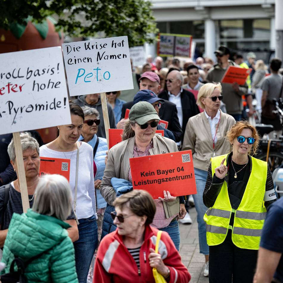 Marina, Bayer 04-Campus, Meerfest: „Ohne Moos nix los“ – Rund 230 Menschen demonstrieren vor Monheimer Rathaus